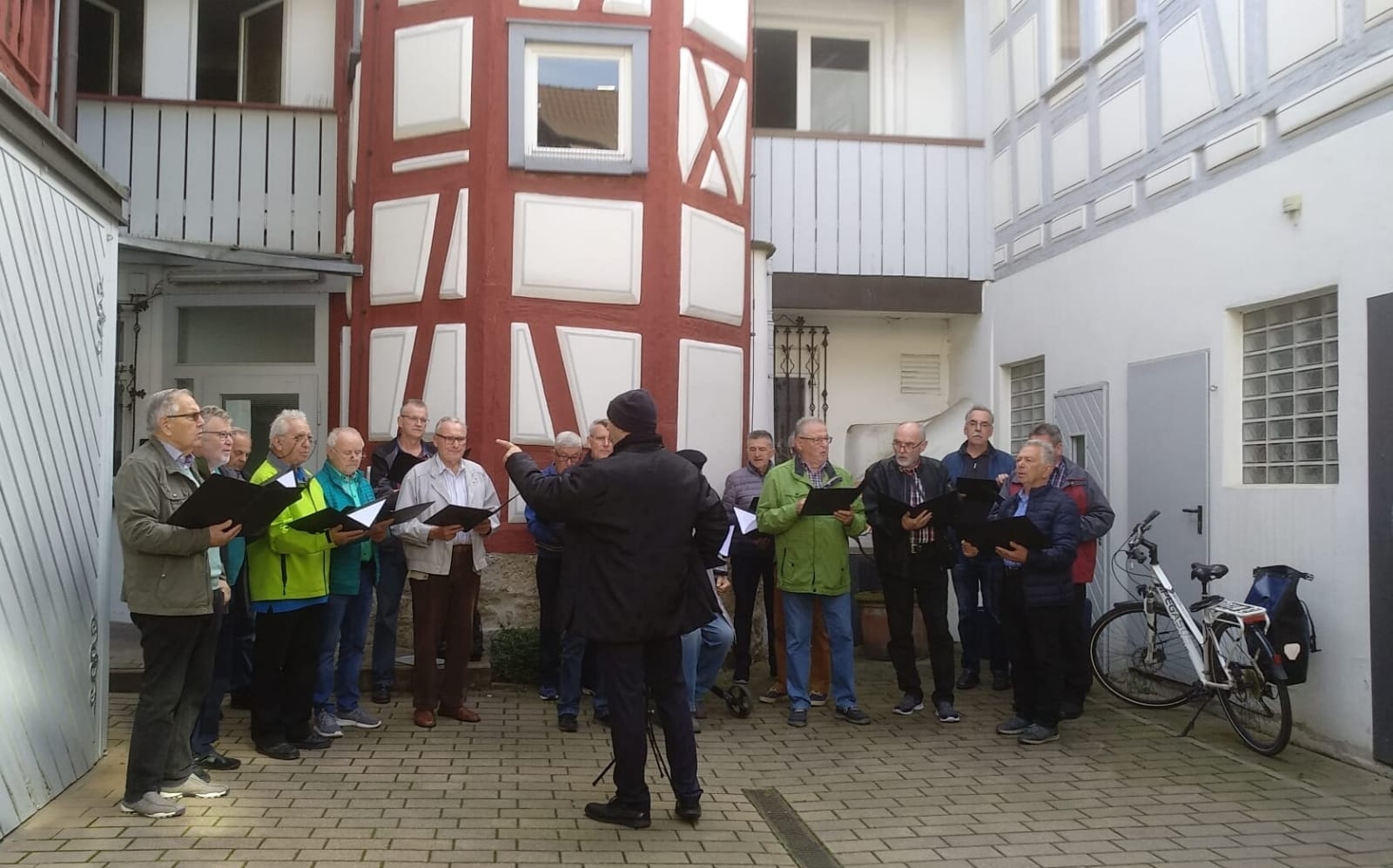 Männerchor im Innenhof der alten Posthalterei